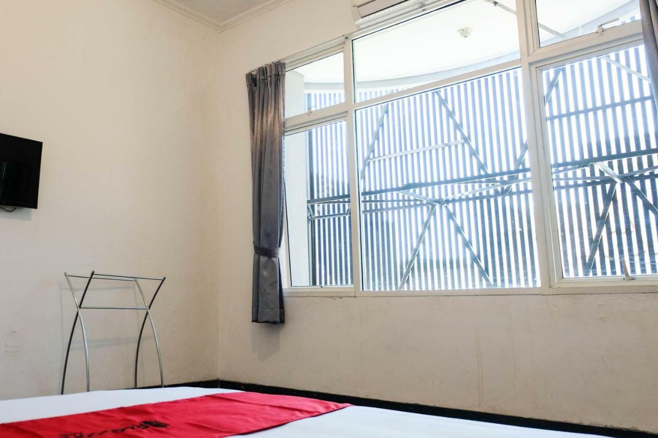 Reddoorz Near Ahmad Yani Airport 3 Hotel Semarang Kültér fotó