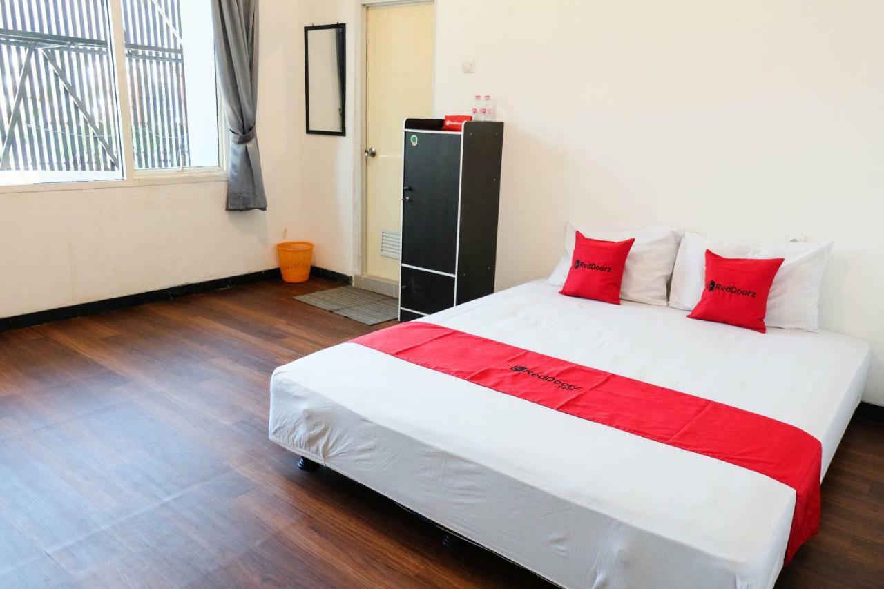 Reddoorz Near Ahmad Yani Airport 3 Hotel Semarang Kültér fotó