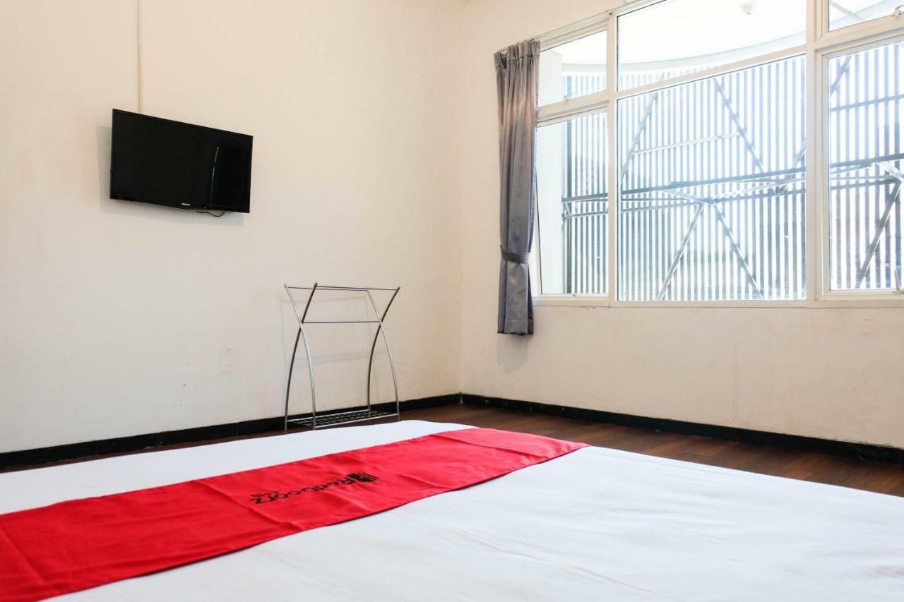 Reddoorz Near Ahmad Yani Airport 3 Hotel Semarang Kültér fotó
